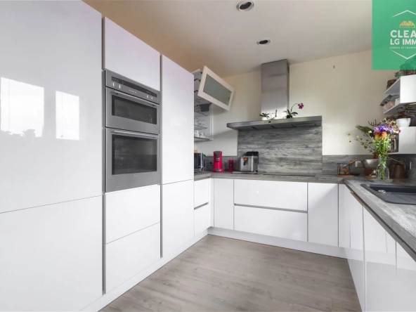 Maison 140 m² à Farébersviller avec terrasse, grands garages et jardin 