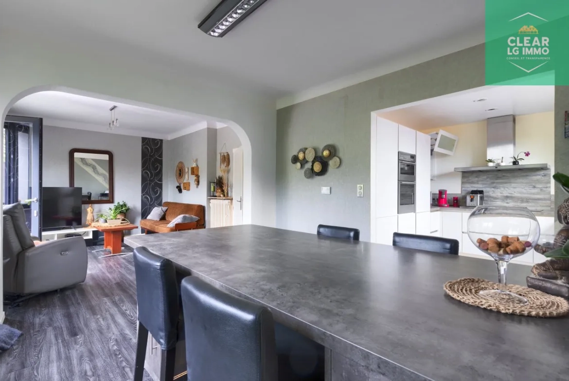 Maison 140 m² à Farébersviller avec terrasse, grands garages et jardin 