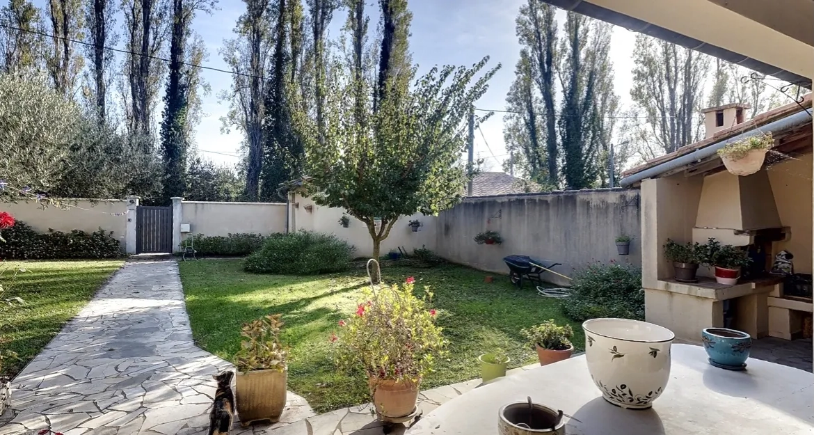 Maison de plain-pied avec dépendance et jardin à Avignon, proche centre 