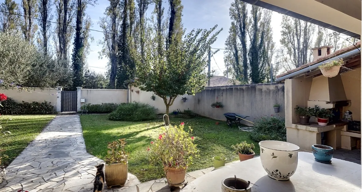 Maison de plain-pied avec dépendance et jardin à Avignon, proche centre 
