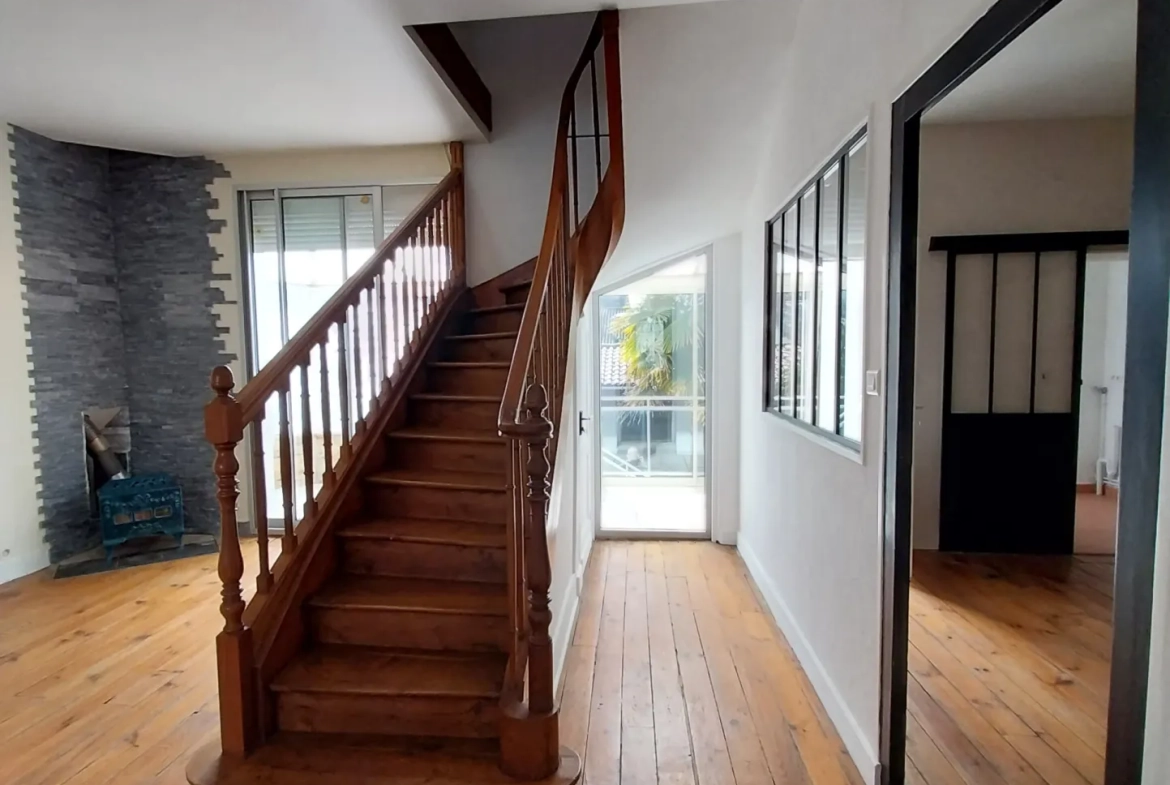 Maison de style classique avec 5 chambres et garage à Périgueux, quartier Hôpital 