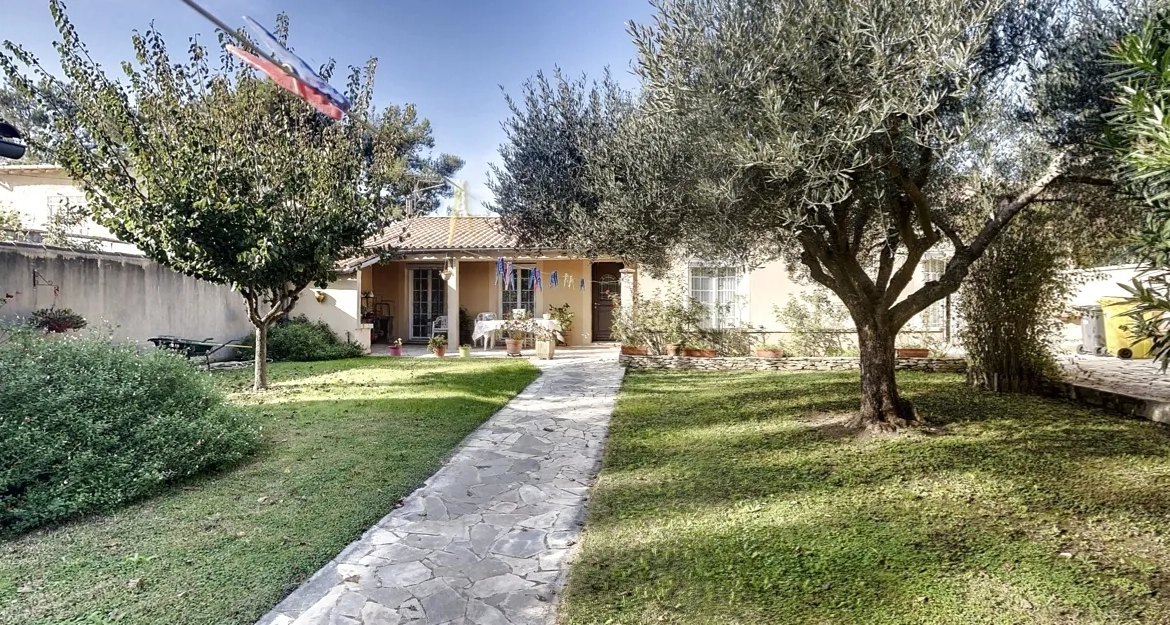 Maison de plain-pied avec dépendance et jardin à Avignon, proche centre 