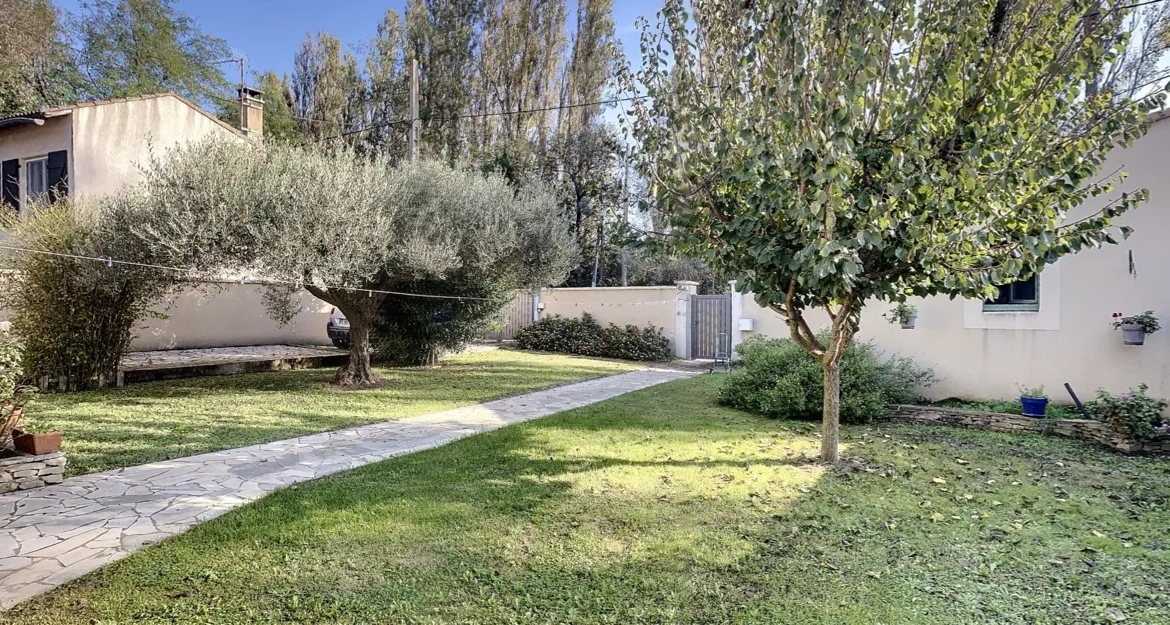 Maison de plain-pied avec dépendance et jardin à Avignon, proche centre 