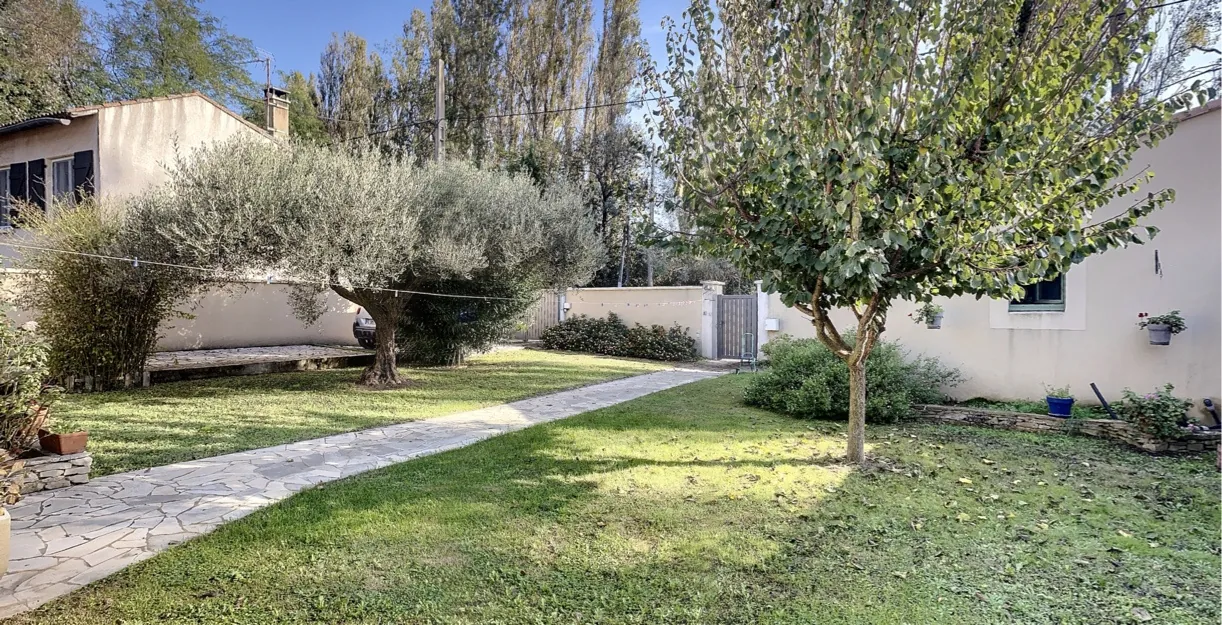 Maison de plain-pied avec dépendance et jardin à Avignon, proche centre 