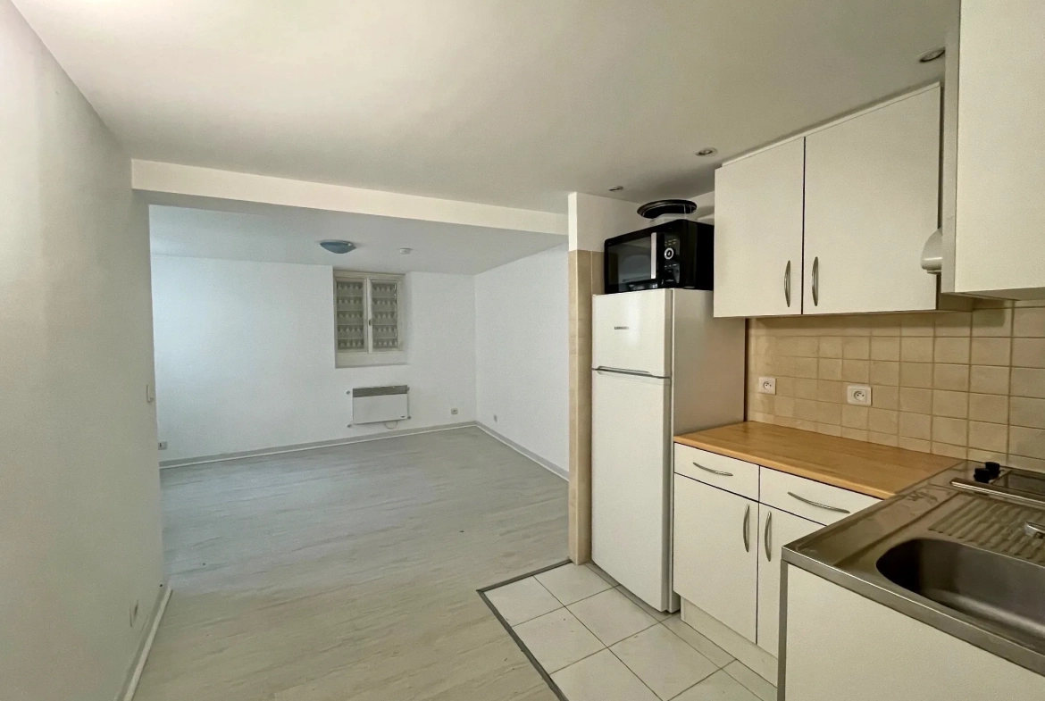 Studio rénové à Saint-Germain-en-Laye proche RER et commerces – idéal résidence ou investissement 