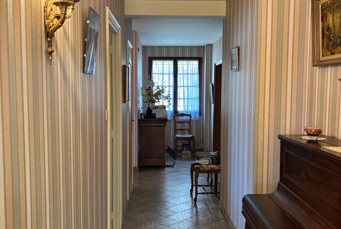 Charmant pavillon des années 70 avec terrasse en Creuse - 4 chambres, grand jardin et garage 