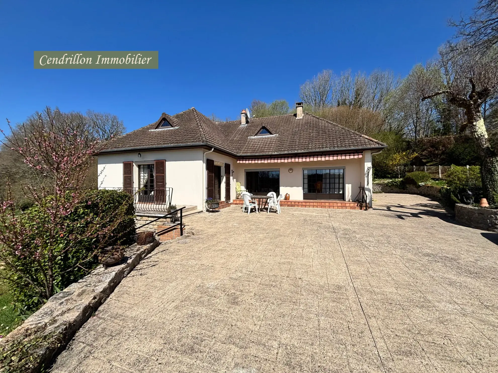 Charmant pavillon des années 70 avec terrasse en Creuse - 4 chambres, grand jardin et garage 