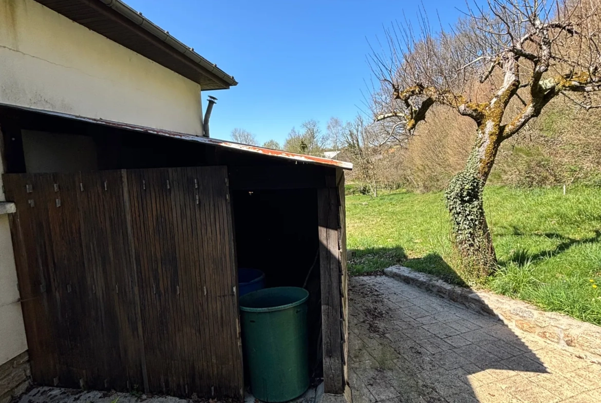 Charmant pavillon des années 70 avec terrasse en Creuse - 4 chambres, grand jardin et garage 