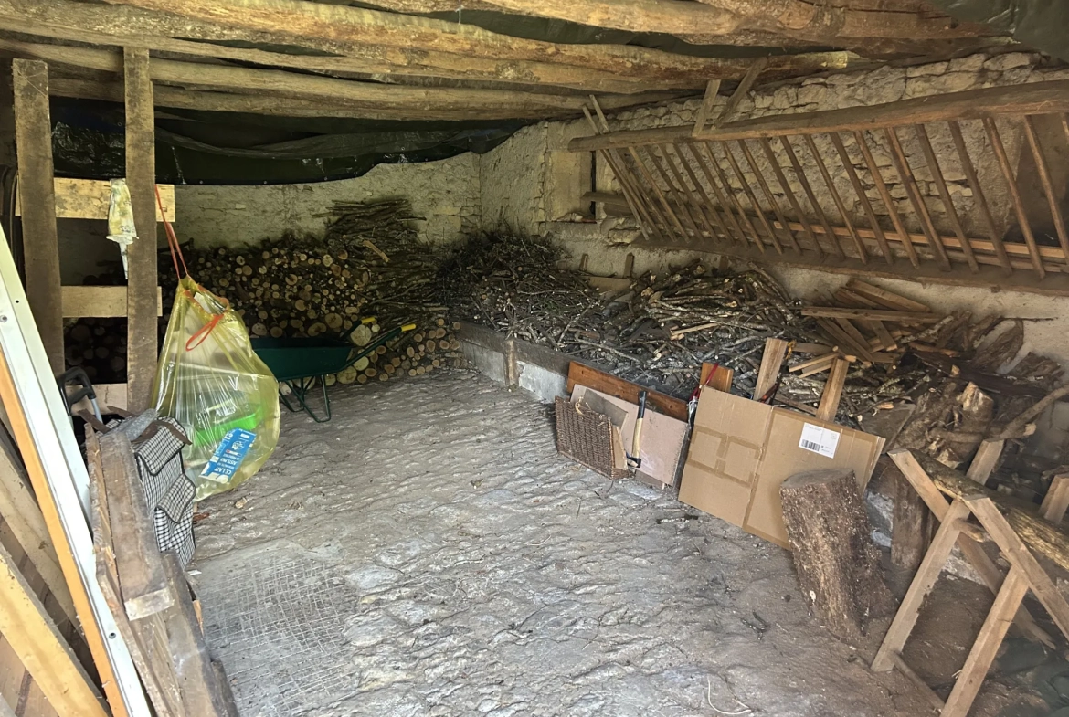 Charmante maison en pierres avec dépendances à Nolay - grand terrain 7061 m² 