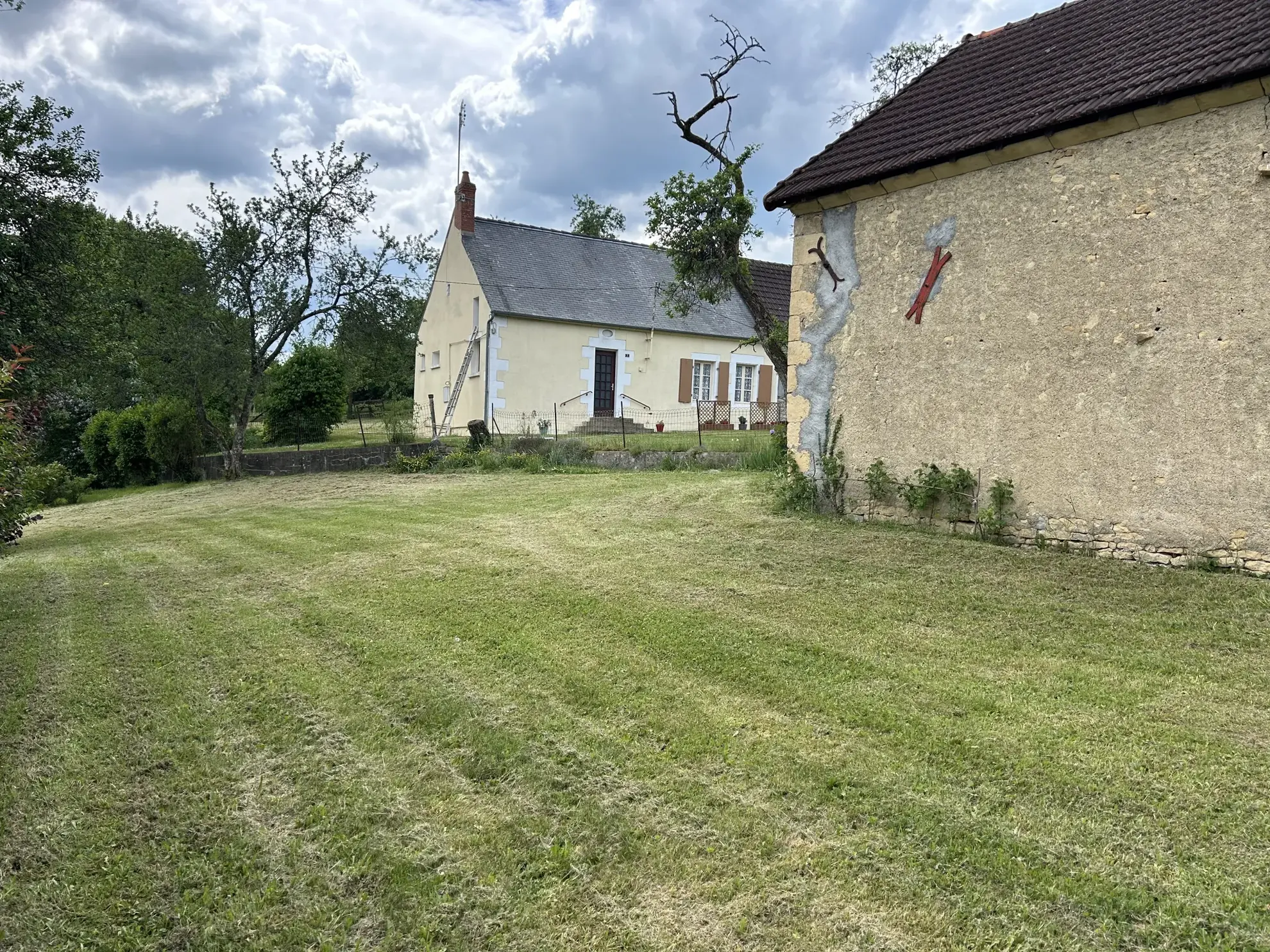 Charmante maison en pierres avec dépendances à Nolay - grand terrain 7061 m² 