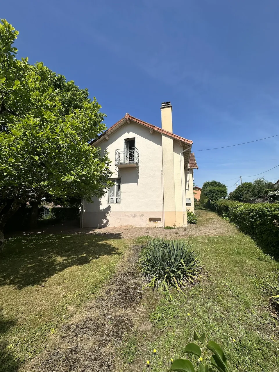 Belle maison familiale à Chauffailles avec grand terrain et dépendances 