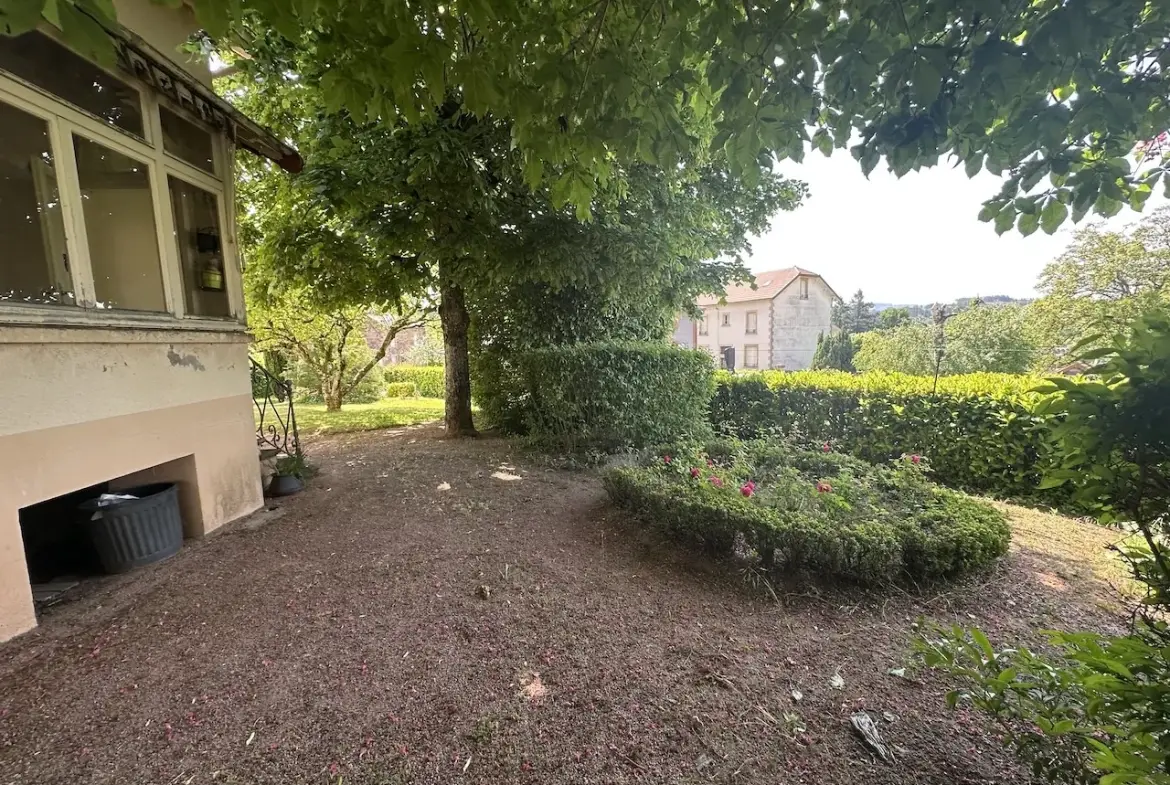Belle maison familiale à Chauffailles avec grand terrain et dépendances 
