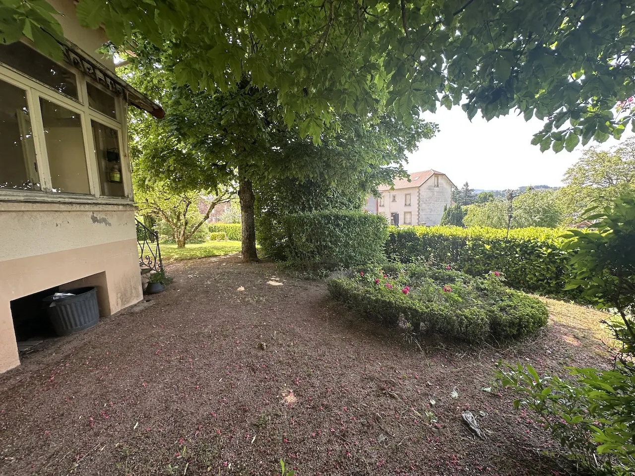 Belle maison familiale à Chauffailles avec grand terrain et dépendances 