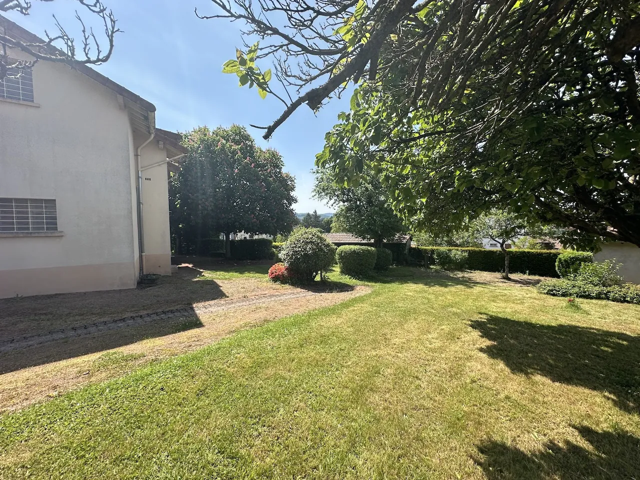 Belle maison familiale à Chauffailles avec grand terrain et dépendances 
