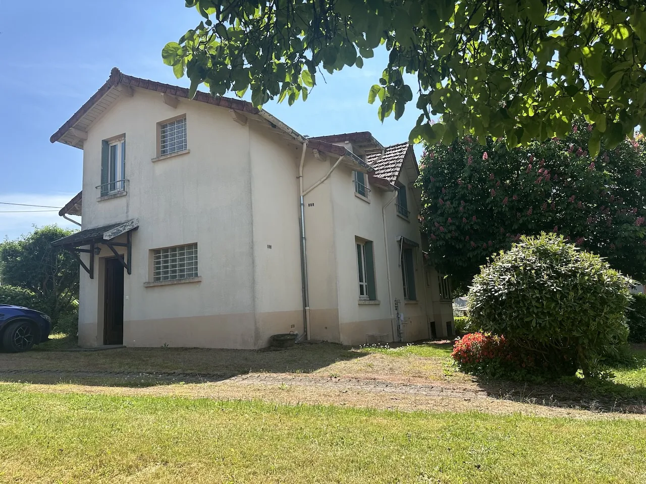 Belle maison familiale à Chauffailles avec grand terrain et dépendances 