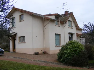 Belle maison familiale à Chauffailles avec grand terrain et dépendances