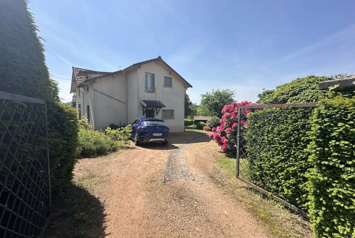 Belle maison familiale à Chauffailles avec grand terrain et dépendances 
