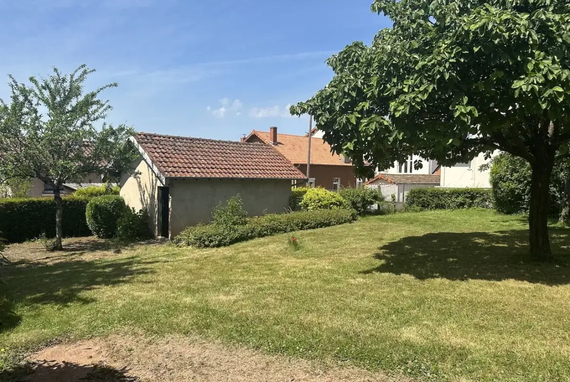 Belle maison familiale à Chauffailles avec grand terrain et dépendances 