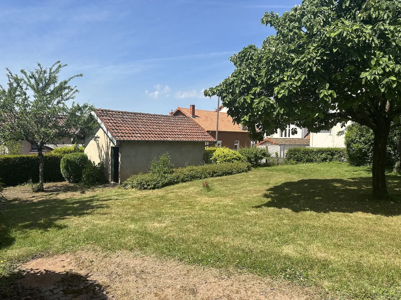 Belle maison familiale à Chauffailles avec grand terrain et dépendances 