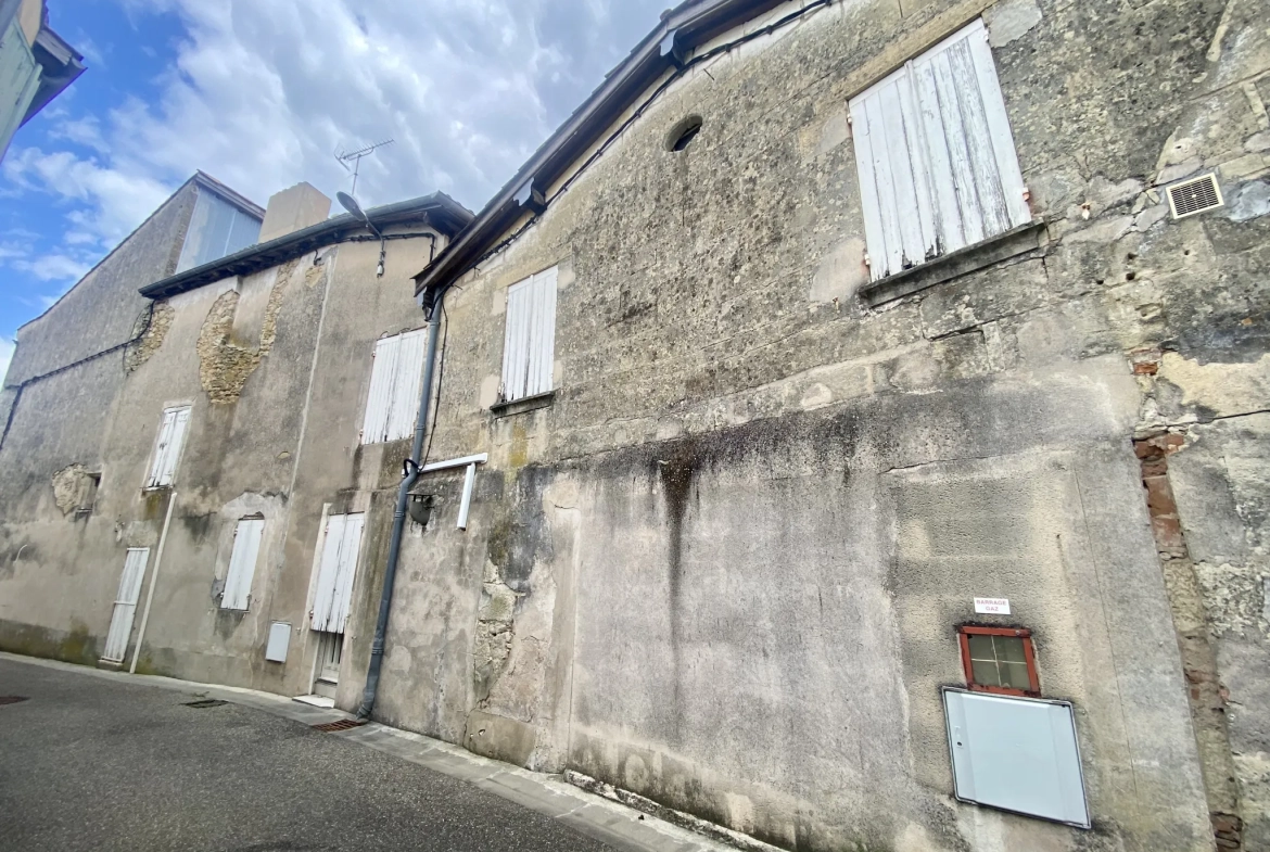 Immeuble en pierre de 370 m² au centre de La Réole, idéal pour investissement 