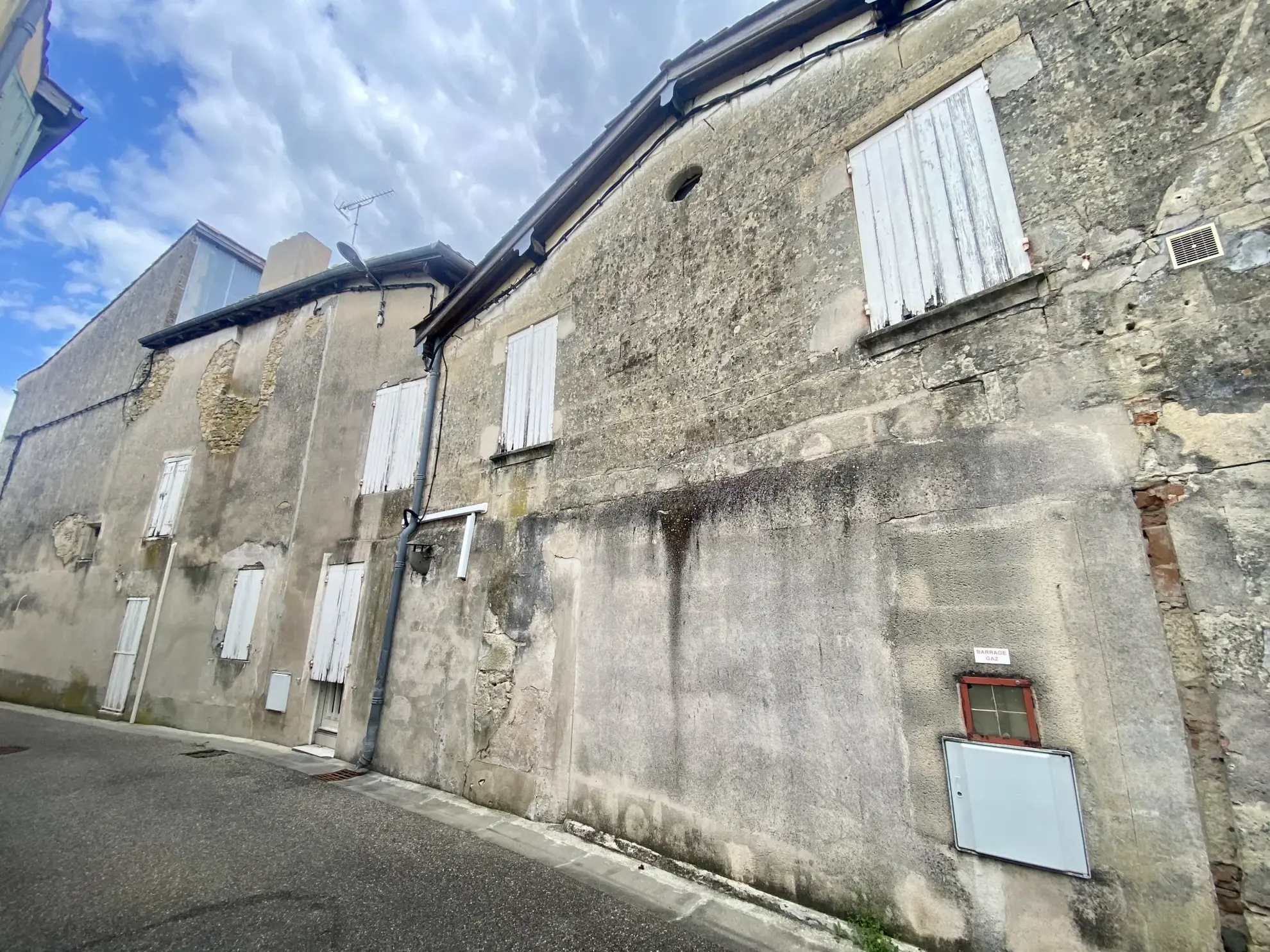 Immeuble en pierre de 370 m² au centre de La Réole, idéal pour investissement 