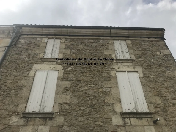 Immeuble en pierre de 370 m² au centre de La Réole, idéal pour investissement