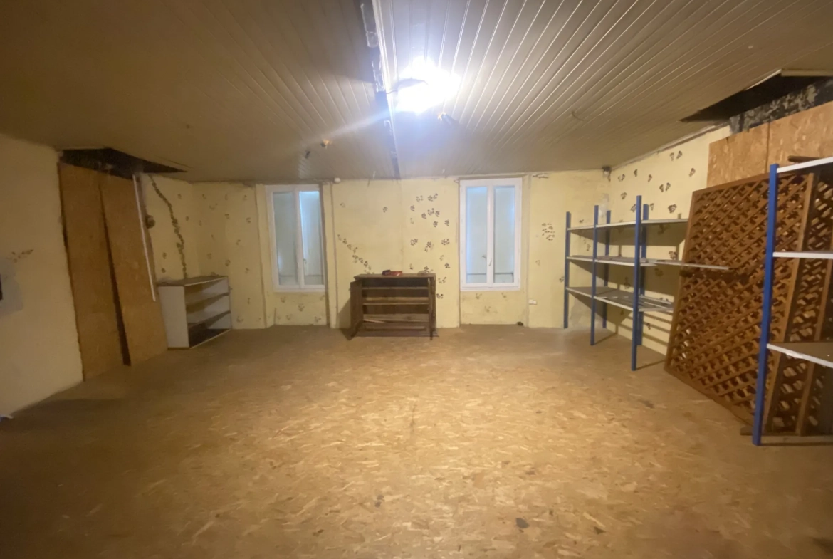Immeuble en pierre de 370 m² au centre de La Réole, idéal pour investissement 