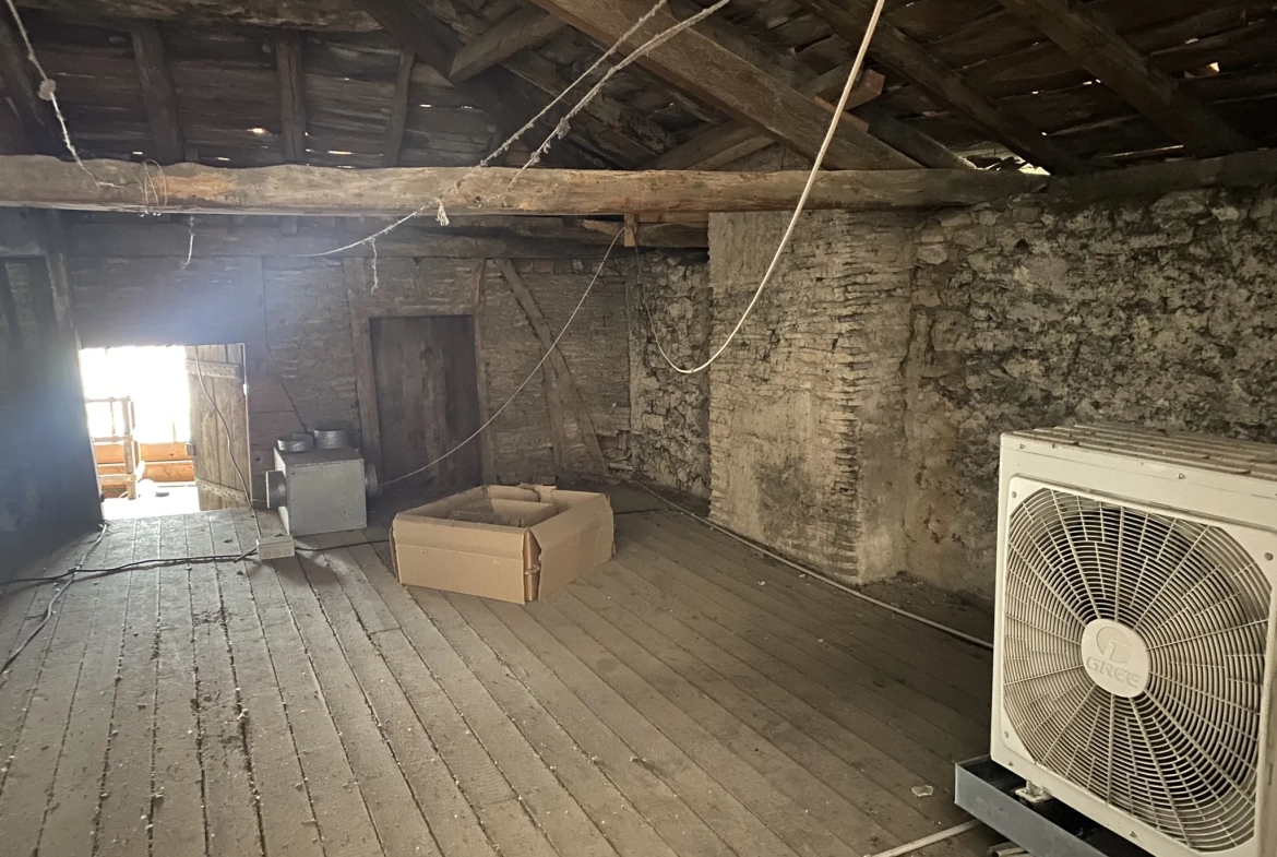 Immeuble en pierre de 370 m² au centre de La Réole, idéal pour investissement 