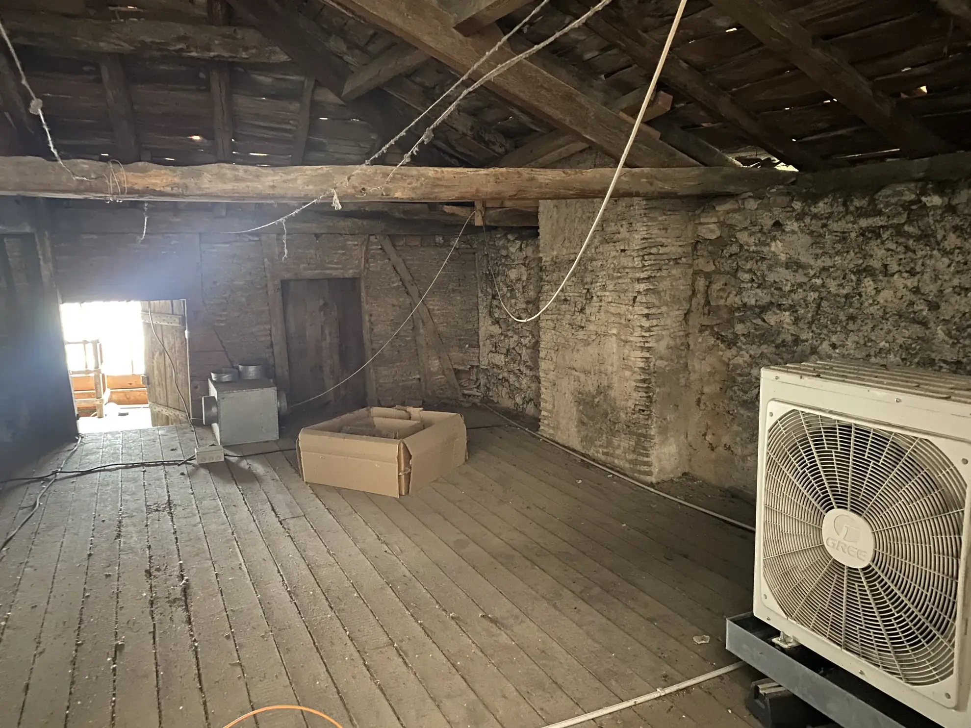 Immeuble en pierre de 370 m² au centre de La Réole, idéal pour investissement 