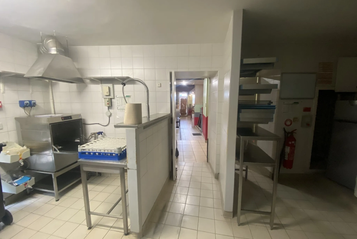 Immeuble en pierre de 370 m² au centre de La Réole, idéal pour investissement 