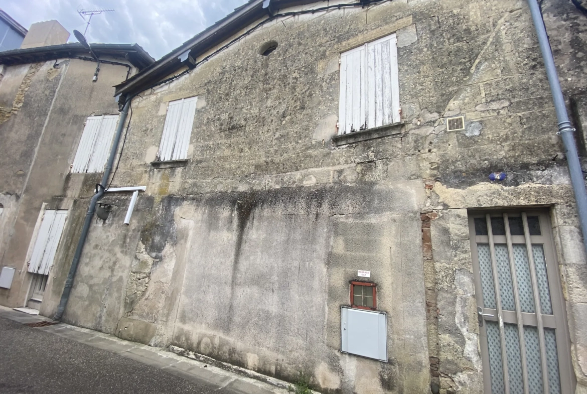 Immeuble en pierre de 370 m² au centre de La Réole, idéal pour investissement 
