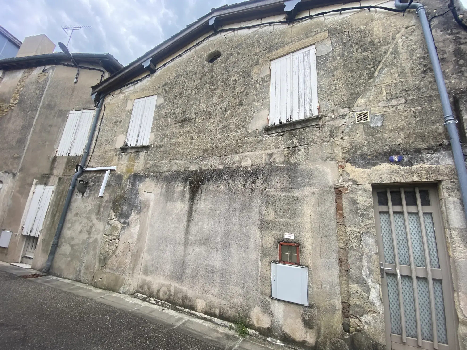 Immeuble en pierre de 370 m² au centre de La Réole, idéal pour investissement 
