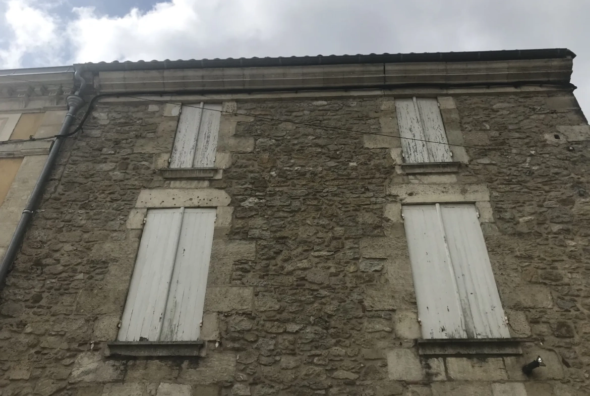 Immeuble en pierre de 370 m² au centre de La Réole, idéal pour investissement 