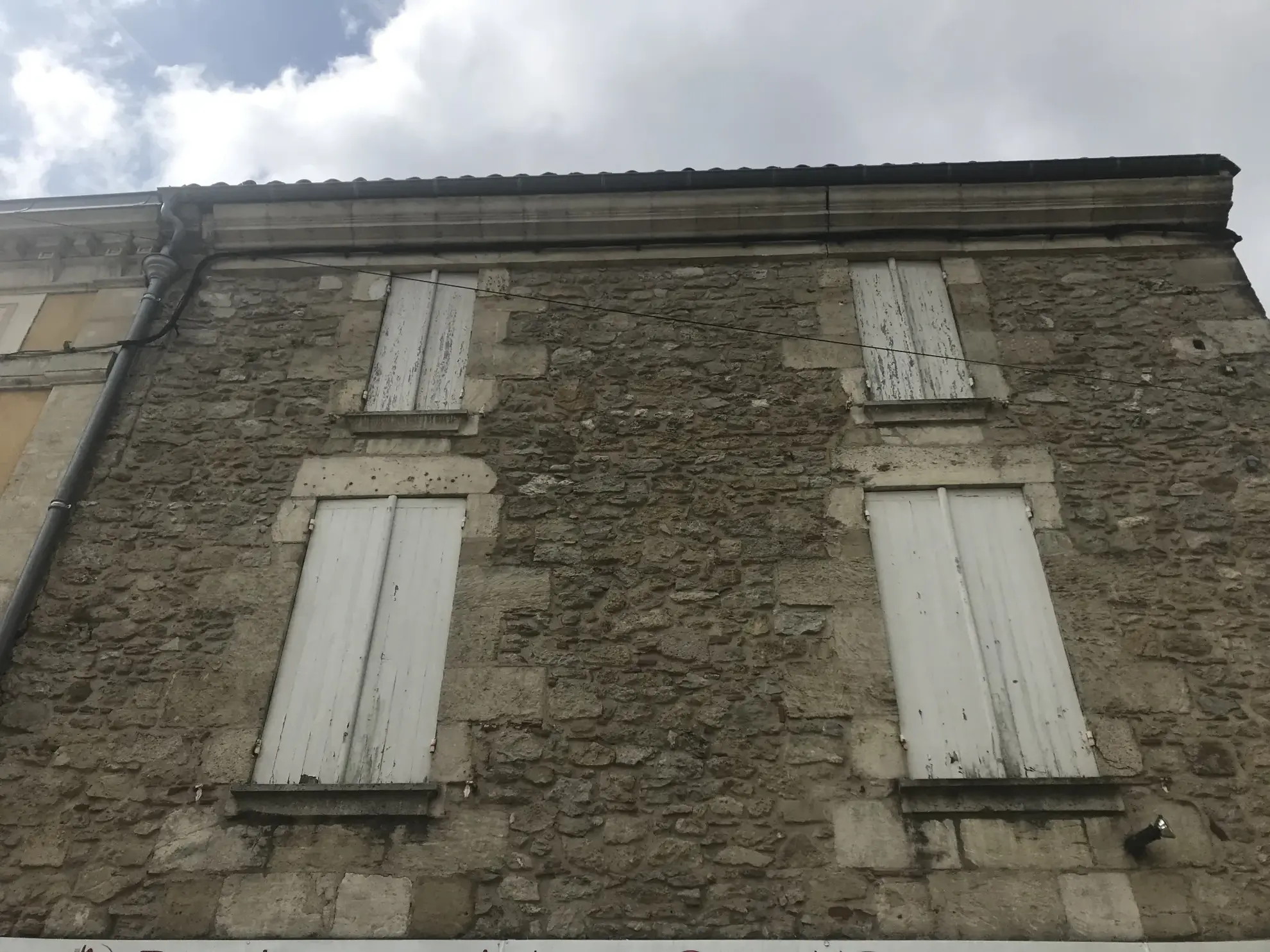 Immeuble en pierre de 370 m² au centre de La Réole, idéal pour investissement 