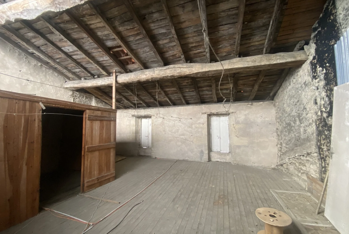 Immeuble en pierre de 370 m² au centre de La Réole, idéal pour investissement 