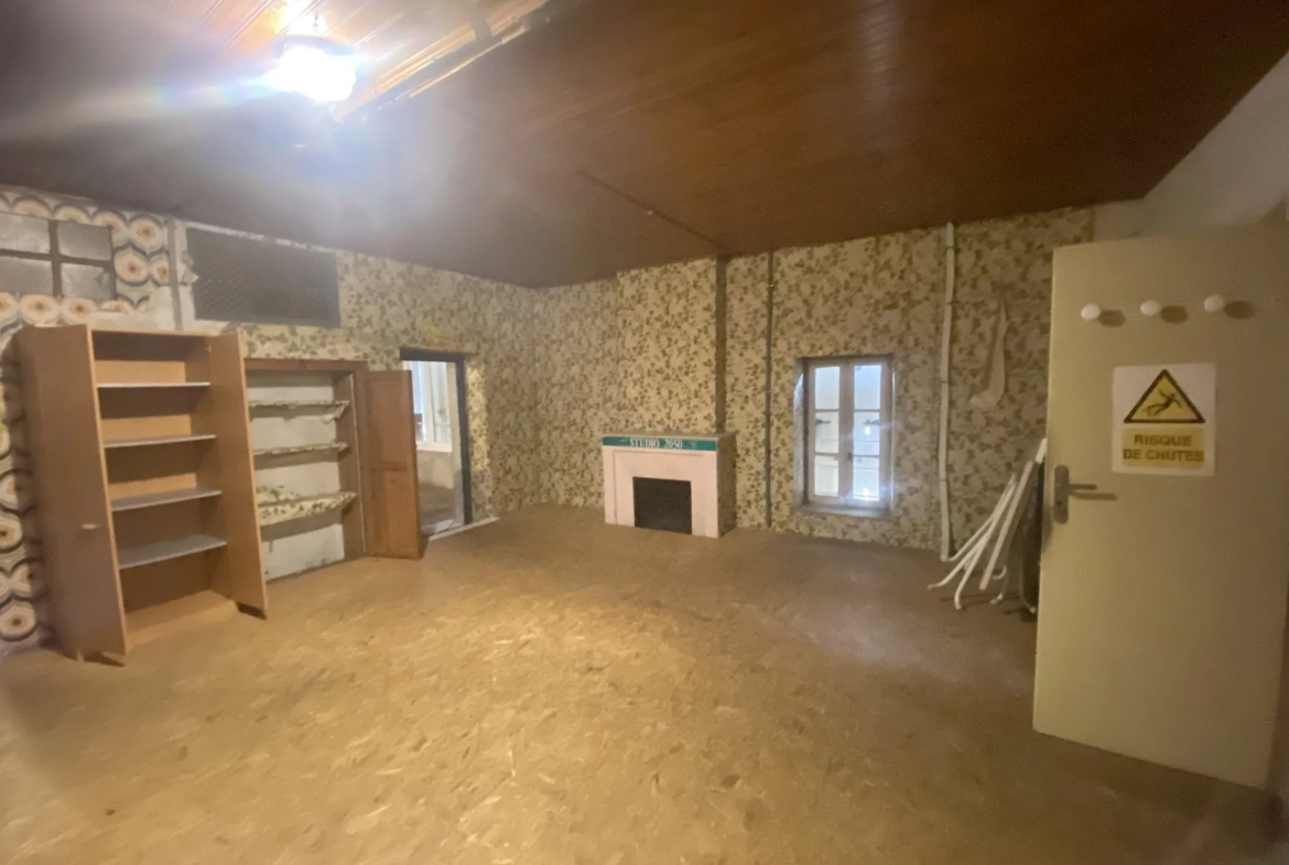 Immeuble en pierre de 370 m² au centre de La Réole, idéal pour investissement 