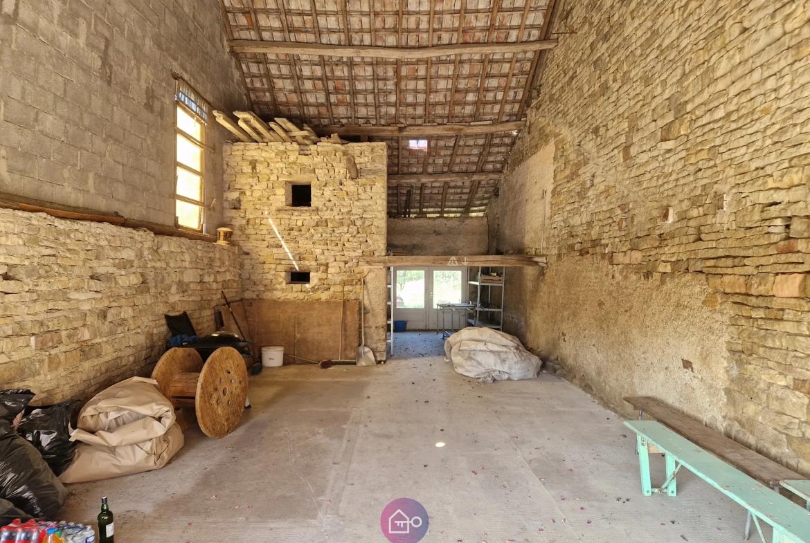 Maison à vendre avec potentiel exceptionnel à Pomoy (70) - Grand terrain et dépendances 
