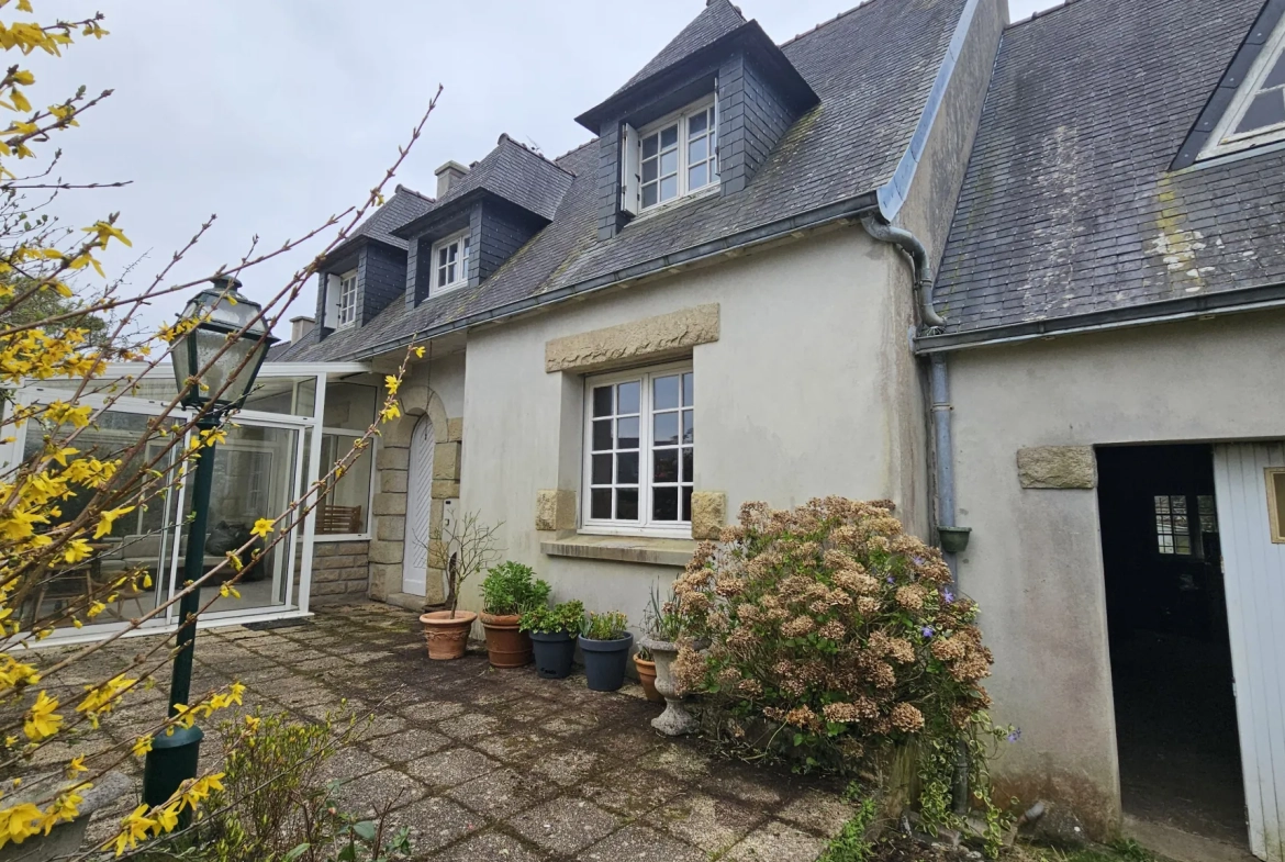 Maison néo-bretonne à proximité du centre-ville de Lanveoc – 4 chambres, grand volume 