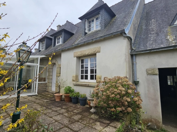 Maison néo-bretonne à proximité du centre-ville de Lanveoc – 4 chambres, grand volume