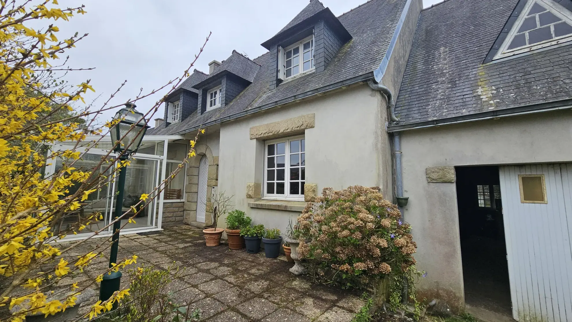 Maison néo-bretonne à proximité du centre-ville de Lanveoc – 4 chambres, grand volume 