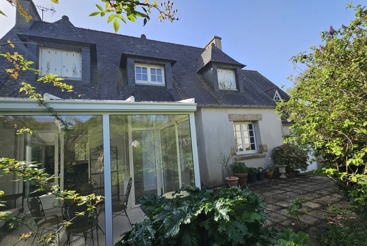 Maison néo-bretonne à proximité du centre-ville de Lanveoc – 4 chambres, grand volume 