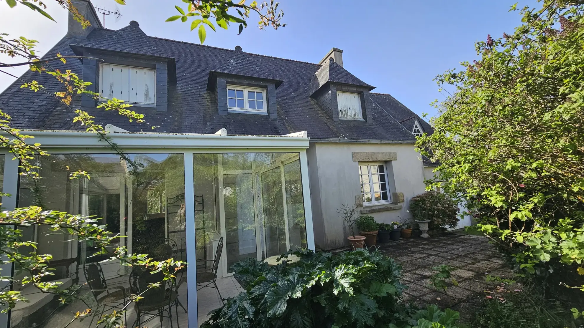 Maison néo-bretonne à proximité du centre-ville de Lanveoc – 4 chambres, grand volume 