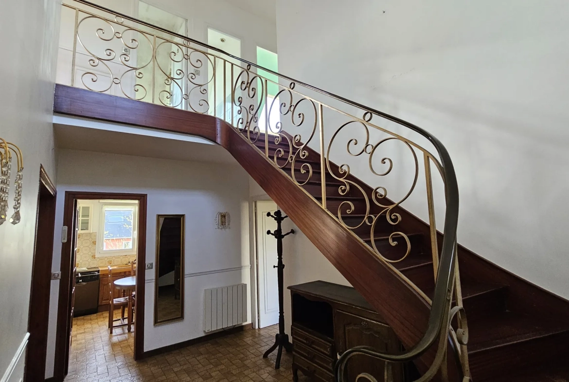 Maison néo-bretonne à proximité du centre-ville de Lanveoc – 4 chambres, grand volume 