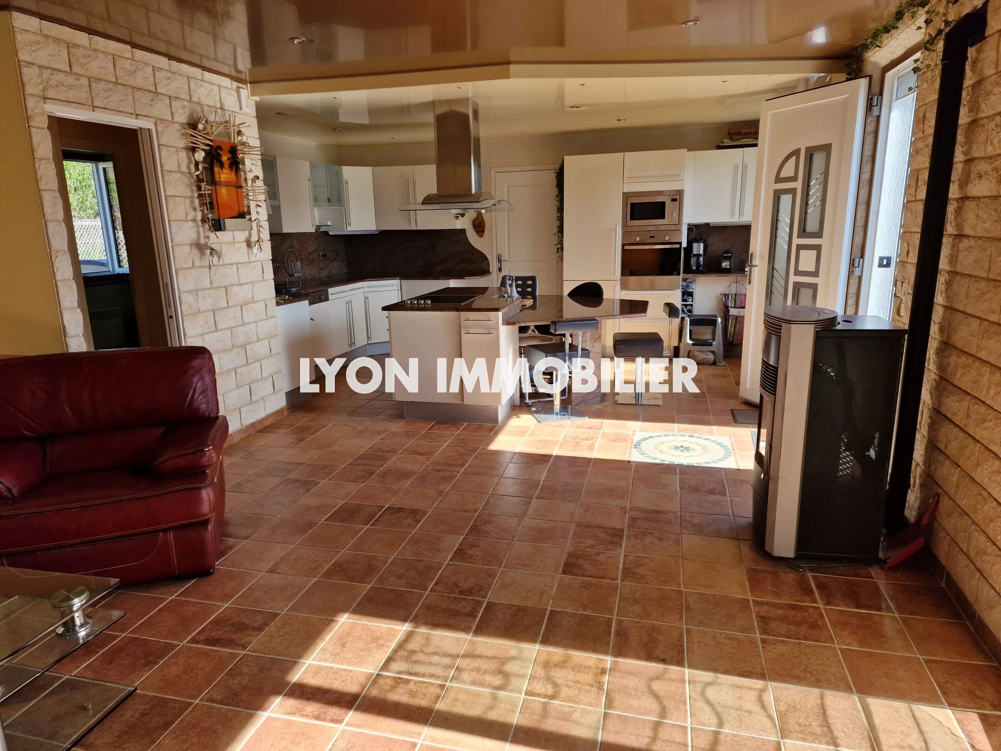 Maison de plain-pied à vendre à Matour, 80 m², jardin et terrasse en Bourgogne 