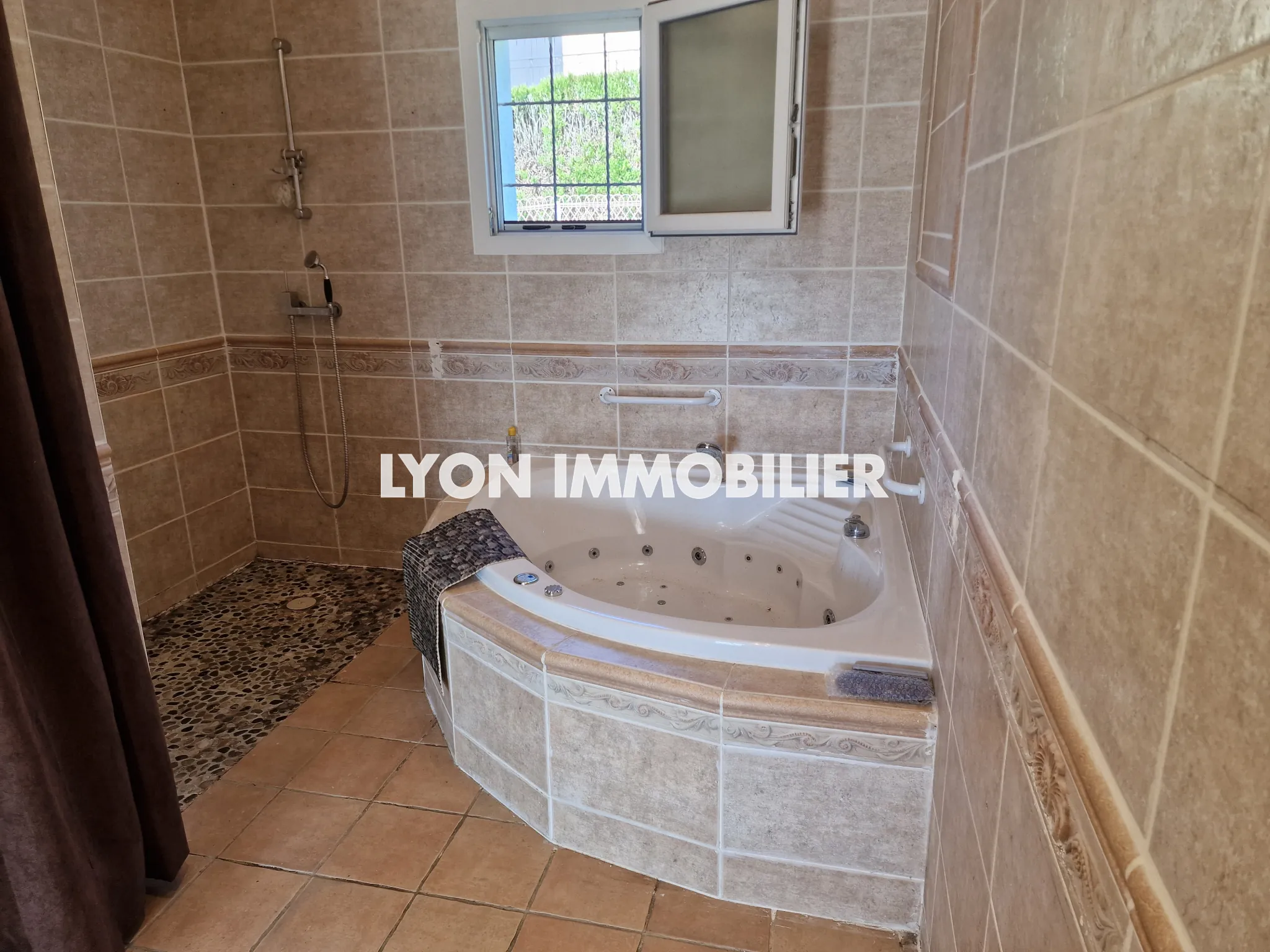 Maison de plain-pied à vendre à Matour, 80 m², jardin et terrasse en Bourgogne 