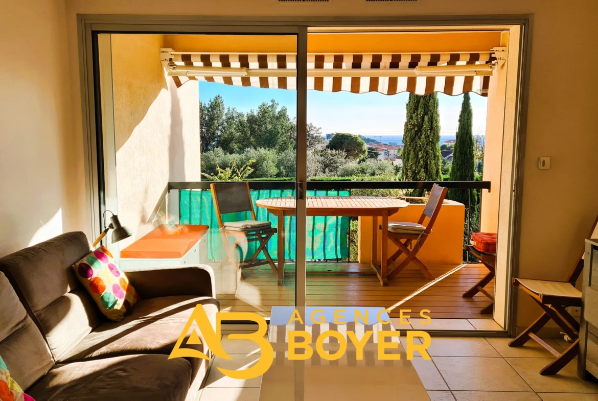 Studio rénové avec terrasse et vue mer à Bandol, proche du port 