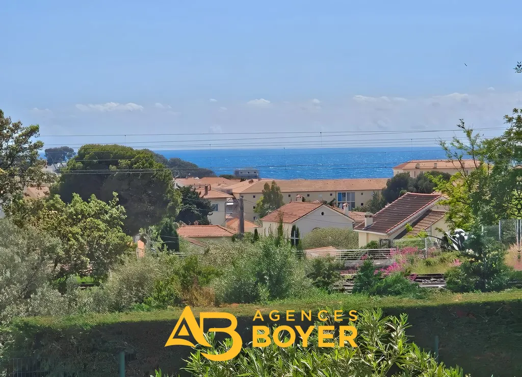Studio rénové avec terrasse et vue mer à Bandol, proche du port 