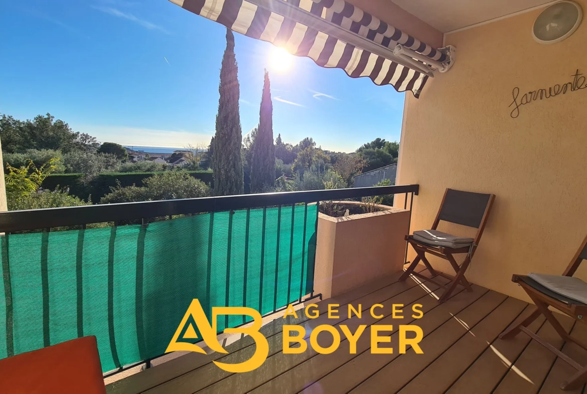 Studio rénové avec terrasse et vue mer à Bandol, proche du port 