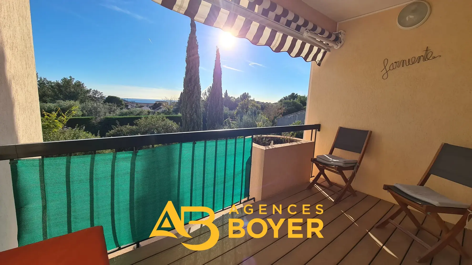 Studio rénové avec terrasse et vue mer à Bandol, proche du port 