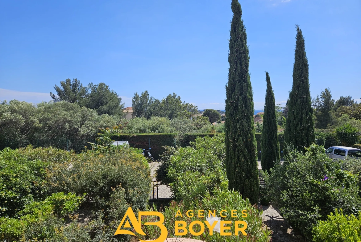 Studio rénové avec terrasse et vue mer à Bandol, proche du port 
